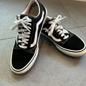 Van’s black and white Old Skool